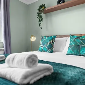 Chic 2 Bedroom Near Liverpool Street By Gold Apartment London